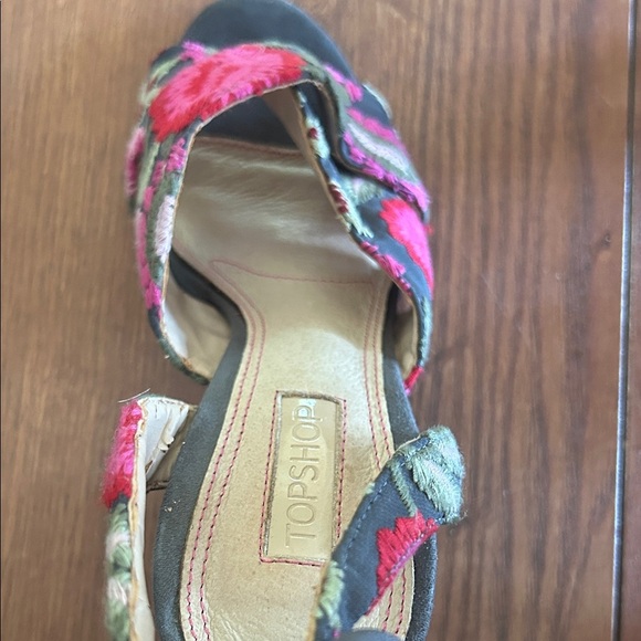 Topshop Embroidered Gray Sandals with Pink Accents - Picture 6 of 6